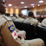 Profissionais de emergência participam de uma reunião de treinamento e planejamento.