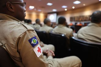 Profissionais de emergência participam de uma reunião de treinamento e planejamento.