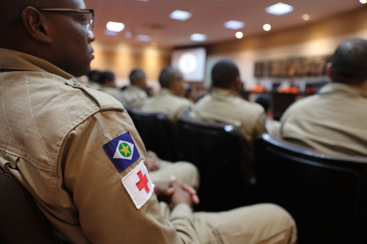 Profissionais de emergência participam de uma reunião de treinamento e planejamento.