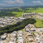 Vista aérea de Campinas, com áreas urbanizadas, bairros e trechos de vegetação.