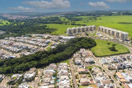 Vista aérea de Campinas, com áreas urbanizadas, bairros e trechos de vegetação.