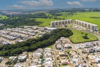 Vista aérea de Campinas, com áreas urbanas e trechos de vegetação.