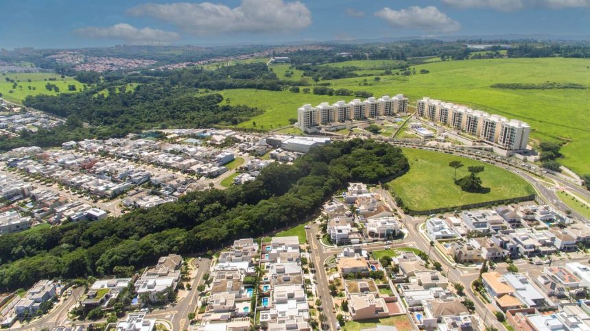 Vista aérea de Campinas, com áreas urbanas e trechos de vegetação.