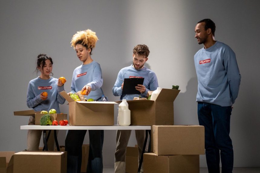 Voluntários organizam e embalam doações de alimentos em um espaço interno