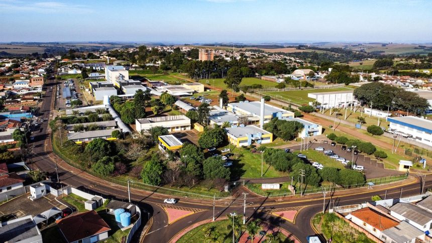 Vista aérea de um campus universitário, com edifícios acadêmicos e áreas verdes ao redor.