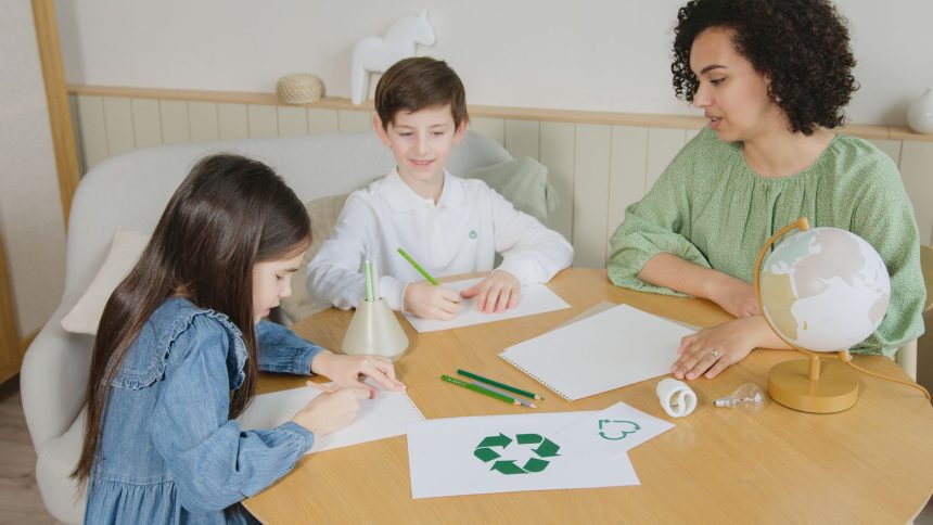 Crianças aprendem sobre reciclagem com uma professora durante atividade educativa em sala de aula.